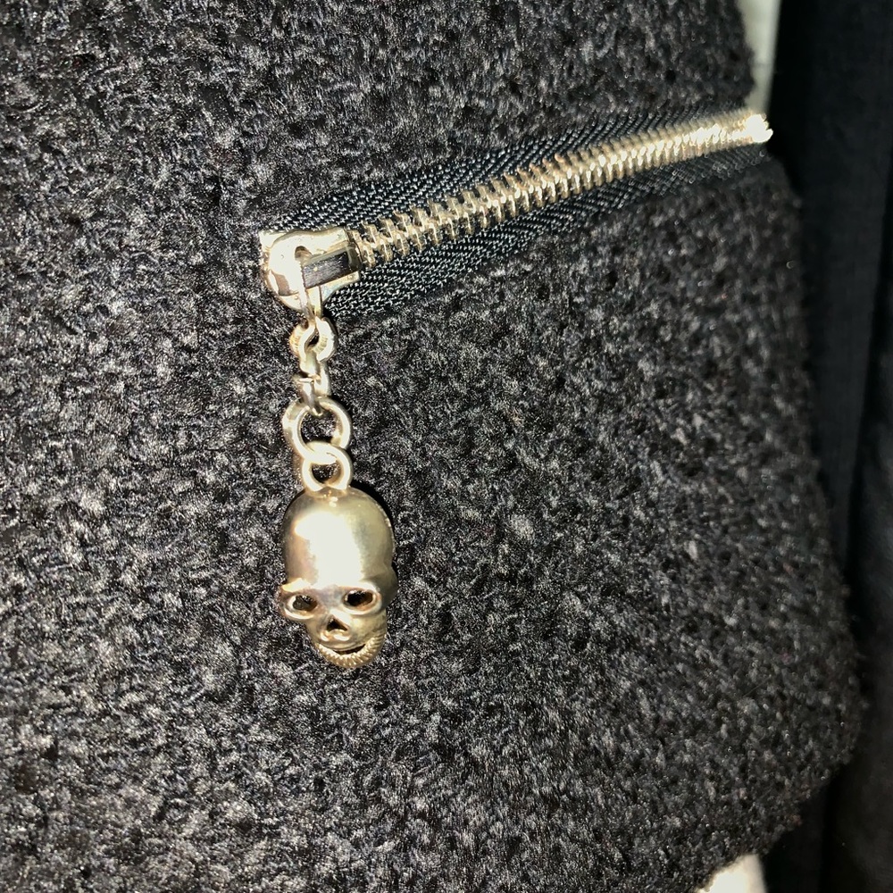 Fitted zip up blazer, skull zipper pulls - Picture 3 of 4